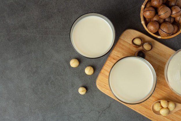 Leche blanca de macadamia lista para servir