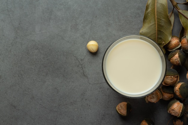 Leche blanca de macadamia lista para servir