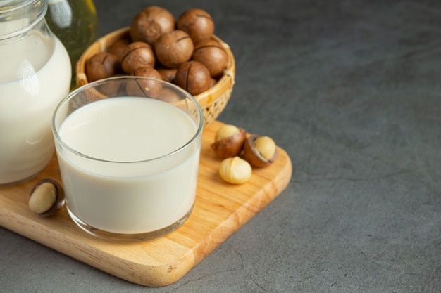 Leche blanca de macadamia lista para servir