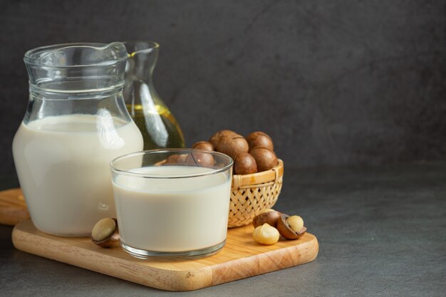 Leche blanca de macadamia lista para servir