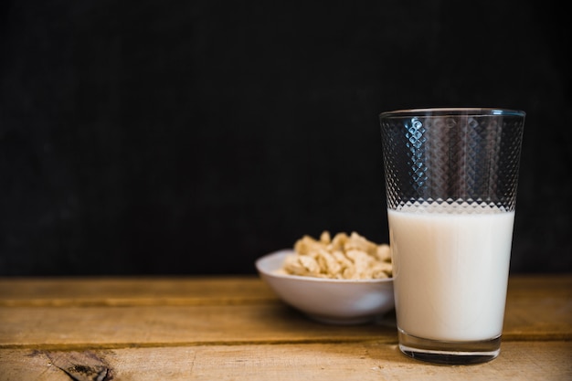 Foto gratuita leche y cereales