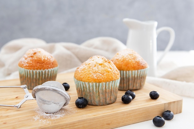 Leche y cupcakes de vista frontal