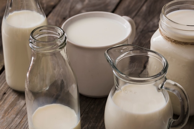 Foto gratuita leche en los diferentes tipos de contenedores