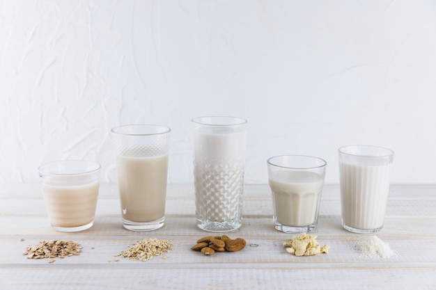 Foto gratuita leche en diferentes vasos y cereales