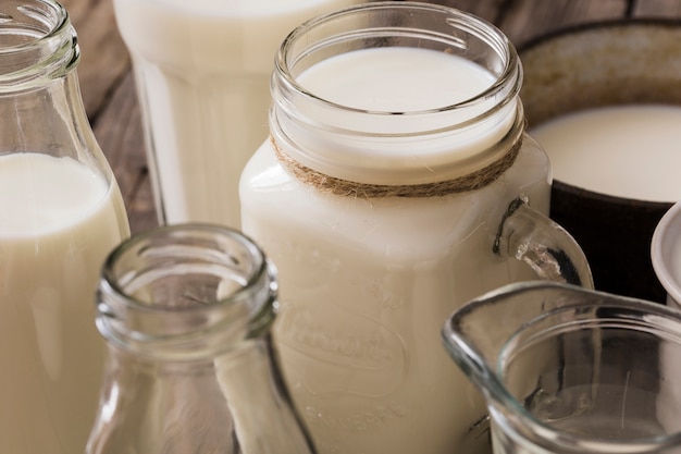 Leche en el frasco de vidrio y la botella