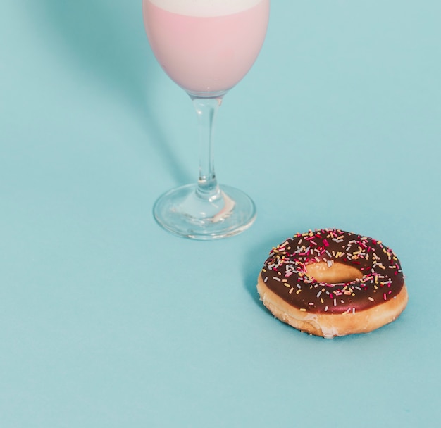 Leche de fresa y rosquilla.