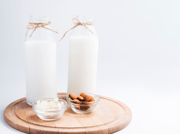 Leche fresca y algunas almendras