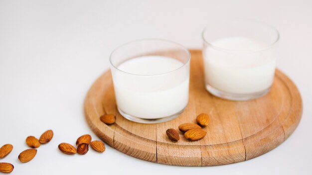 Leche fresca y algunas almendras