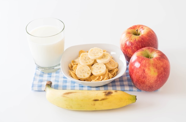 Foto gratuita leche, manzana, plátano y copos de maíz