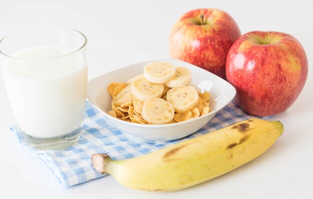 Leche, manzana, plátano y copos de maíz