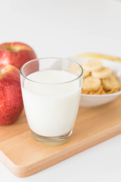 Leche, manzana, plátano y copos de maíz