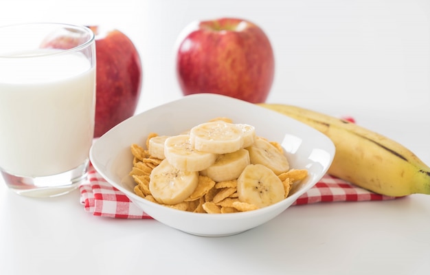 Leche, manzana, plátano y copos de maíz