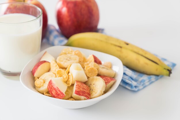 Leche, manzana, plátano y copos de maíz