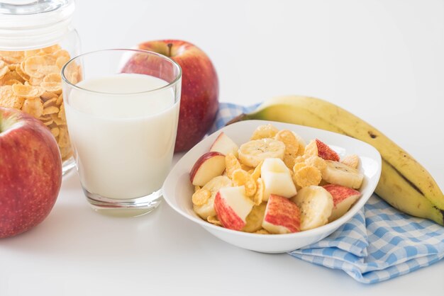 Leche, manzana, plátano y copos de maíz