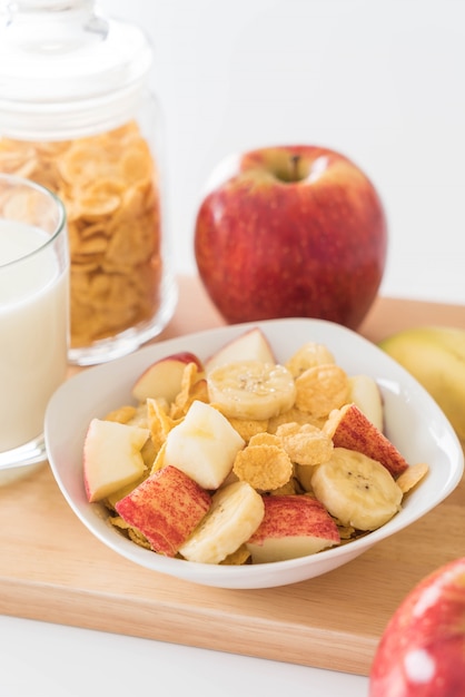 Leche, manzana, plátano y copos de maíz