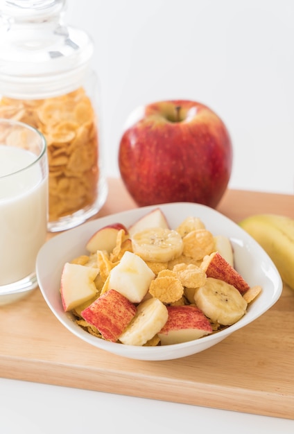 Foto gratuita leche, manzana, plátano y copos de maíz