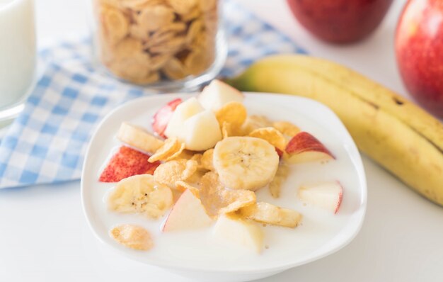 Leche, manzana, plátano y copos de maíz