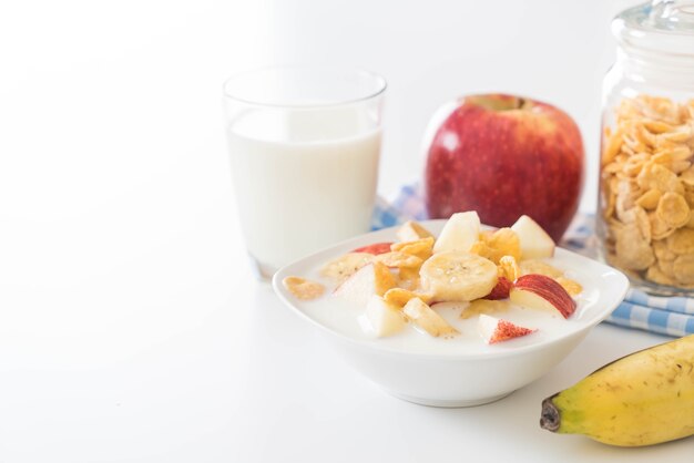 Leche, manzana, plátano y copos de maíz