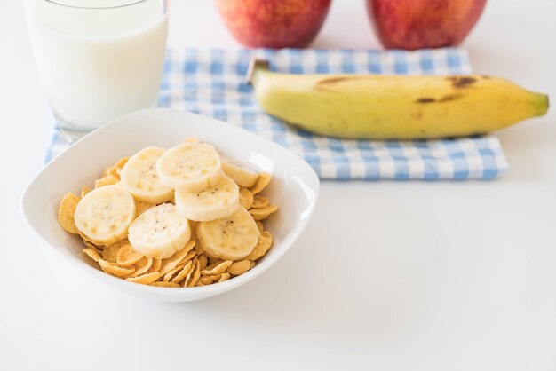 leche, manzana, plátano y copos de maíz