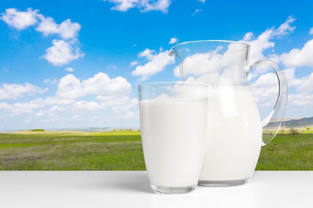 Leche en una mesa con un fondo natural