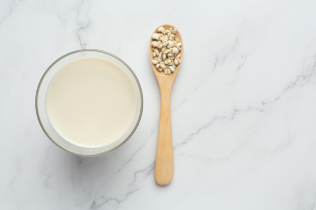 Foto gratuita leche de mijo en vaso listo para servir