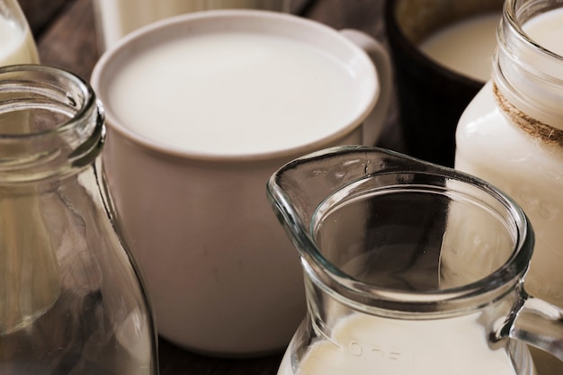 Leche saludable en la taza blanca