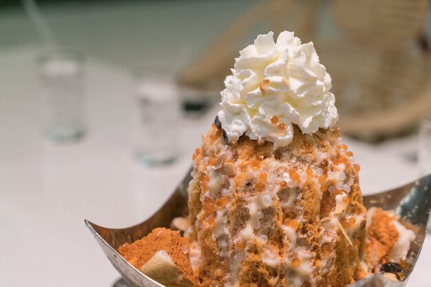 leche de té de hielo afeitado con gelatina y crema batida