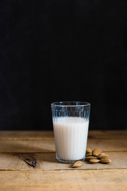 Foto gratuita leche en vaso con nueces