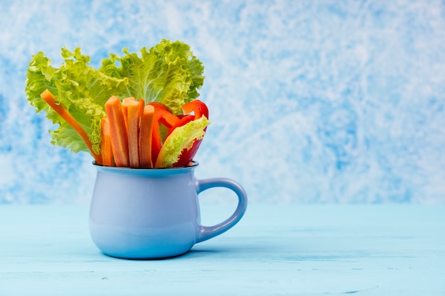 Lechuga y pimiento dulce en una taza