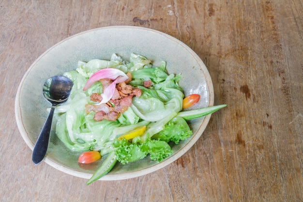 Lechuga y salsa de pescado