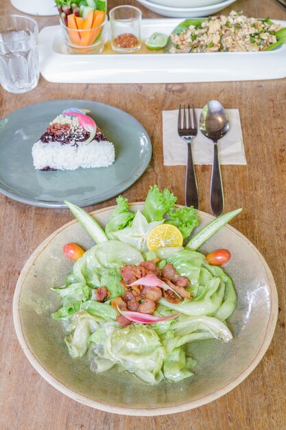 Lechuga y salsa de pescado