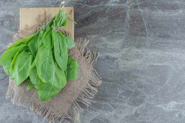 Foto gratuita lechuga en el salvamanteles, en una tabla, en la mesa de mármol.