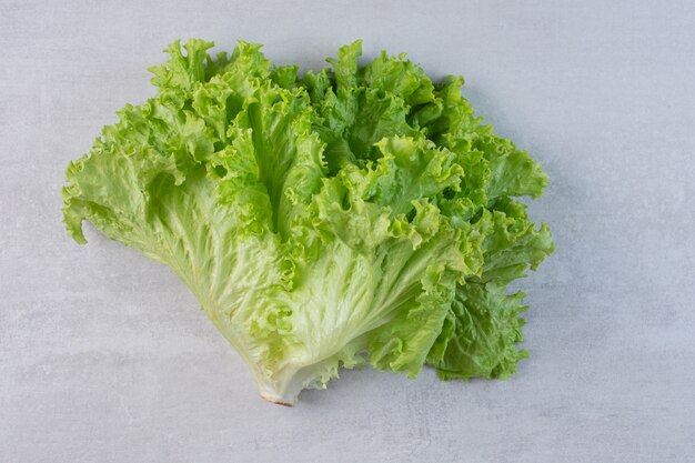 Lechuga verde fresca sobre fondo de mármol. Foto de alta calidad