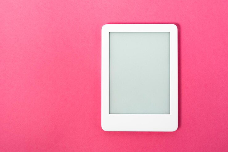 Foto gratuito lector de libros electrónicos sobre fondo rosa
