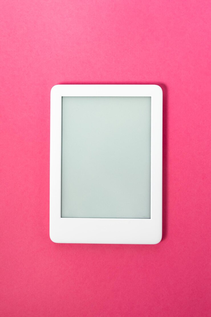 Foto gratuito lector de libros electrónicos sobre fondo rosa