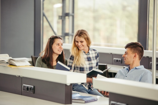 Lectores alegres en la biblioteca