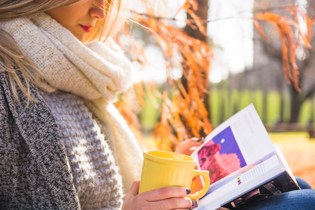 Lectura femenina en el bosque de otoño