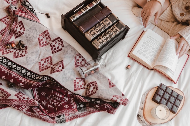 Foto gratuita lectura femenina de la cosecha en la cama