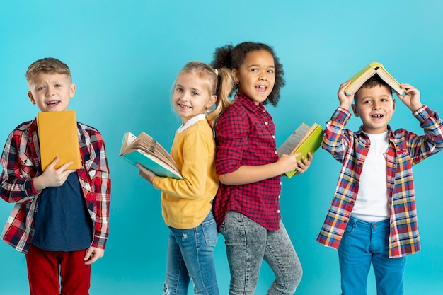 Lectura infantil sonriente