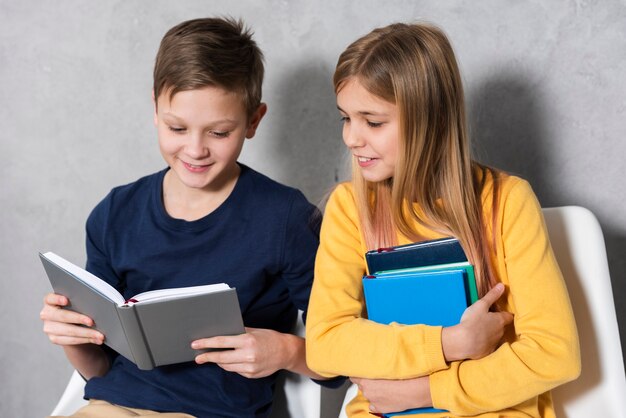 Lectura infantil sonriente