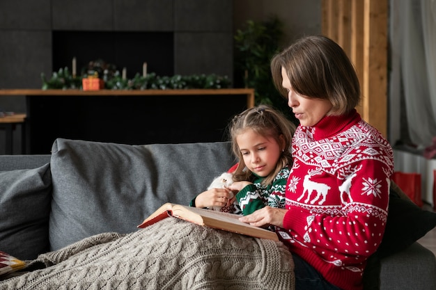 Foto gratuita lectura de madre a hija de tiro medio