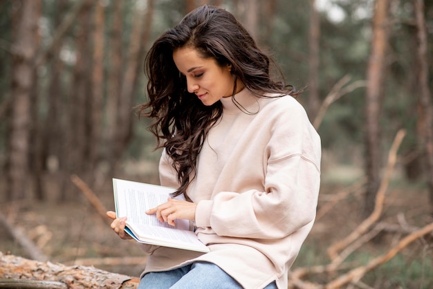 Foto gratuita lectura de mujer de alto ángulo