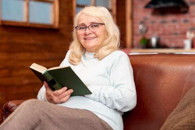 Lectura de mujer senior de ángulo bajo