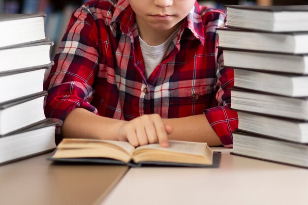 Lectura de niño de primer plano