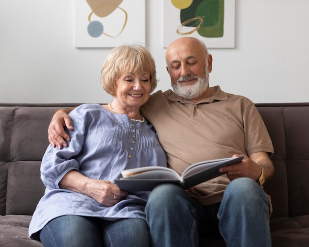 Lectura de pareja senior de tiro medio