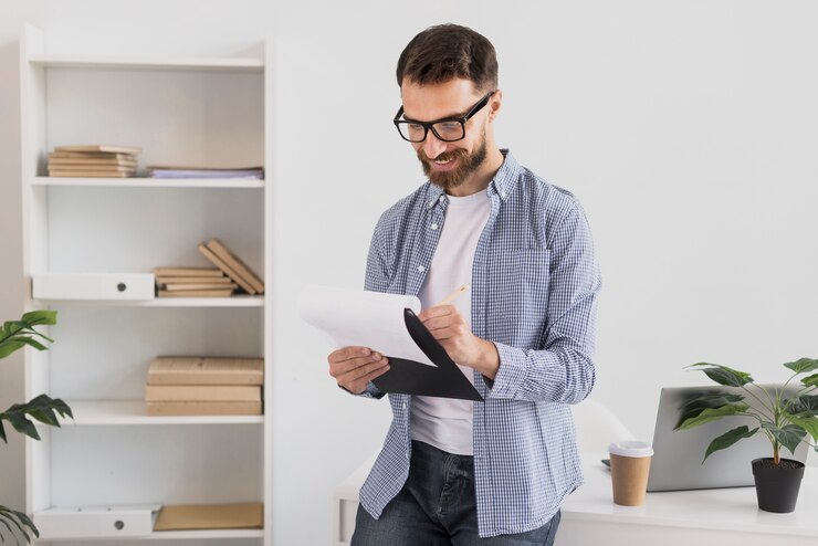 Foto gratuito lectura profesional del hombre trabajador