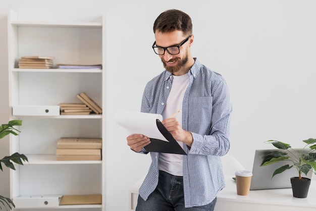 Lectura profesional del hombre trabajador