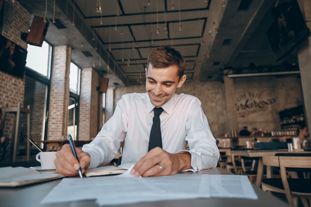 La lectura de trabajo la mesa de negocios jóvenes