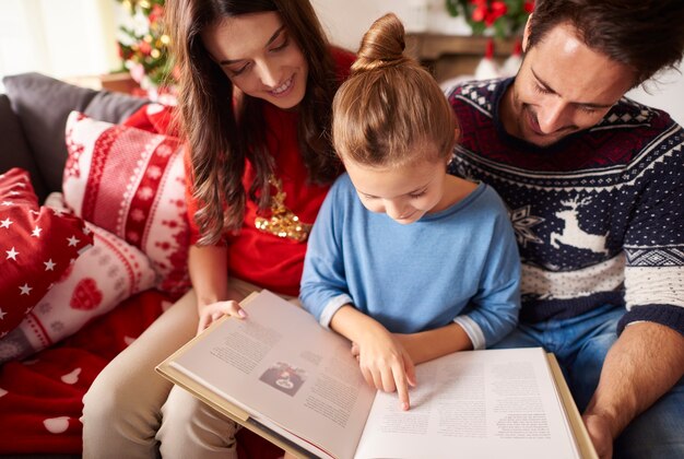 Leer historias interesantes en Navidad