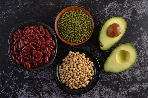 Legumbres y frutas en un piso de cemento negro.